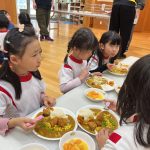 遊んだ後は高浜キッズこども園で、一緒に給食を食べました。