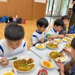 メニューは「なかよしこうりゅうカレー」で、たくさんのトッピングがのっていました。