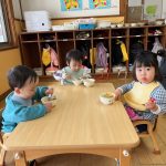 りす組は進級を見据えて、うさぎ組の部屋で食べました。