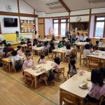 うさぎ～きりん組がホールで一緒に給食を食べました。