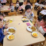 メニューも「なかよしカレー」で、、様々なトッピングがのっていました。