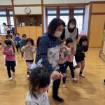 非常ベルの音を聞いて、職員と一緒に避難しました。