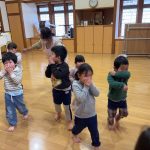 煙を吸わないように口元を塞いでいます。