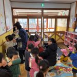 火災元から離れた玄関に避難しました。