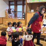 ３月生まれのお友達を、お花の列車で迎えに行きました。