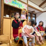 担任の先生がお誕生カードの紹介をしました。