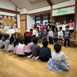 きりん組さんのお別れ会を行いました。ぱんだ・こあら組さんが歌のプレゼントをしました。