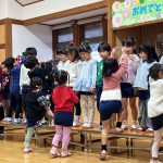 きりん組さんに「ありがとう」とプレゼントを渡しました。