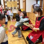 きりん組さんから、先生達にプレゼントを渡しました。