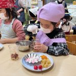 カップに盛り付けました。綺麗にトッピングしています。