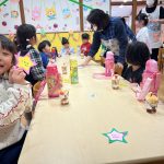 きりん組をホールに招待して、みんなで一緒に食べました。ホールも手作りの飾り付けで、豪華にしました。