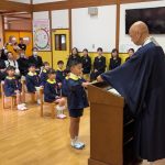 保育証書の授与です。背筋を伸ばし、凛々しい姿で証書を受け取りました。