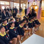 無事に卒園式が終わりました。式後に思い出のDVD鑑賞をしました。