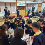 担任の先生にサプライズプレゼントを渡しました。お互い嬉しそうにしていました。