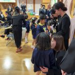 お世話になった先生達にも、手作りの花のプレゼントをしました。